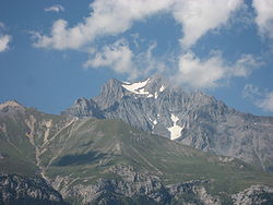 Vue de la pointe de la Fournache à gauche et de la dent Parrachée à droite, à l'arrière plan, séparées par un petit glacier suspendu.
