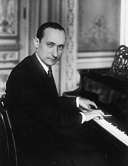 Georges Dandelot au piano à l'École normale de musique de Paris en 1925.