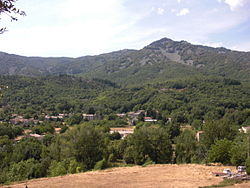 Vue du hameau de Charay et du mont Aigu en arrière-plan.