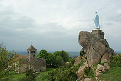 Église et rocher de la Vierge.