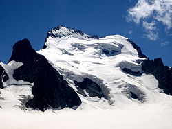 Face Nord de la Barre des Écrins, avec le Dôme de neige des écrins à droite et la Barre noire à gauche