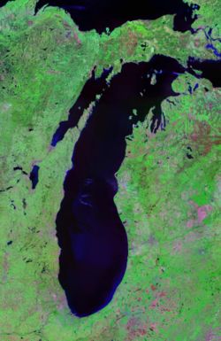 Image satellite du lac Michigan avec la baie de Green Bay à l'ouest.