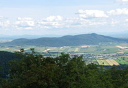 Le mont Rougemont vu du mont Saint-Hilaire.