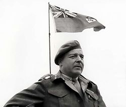 Le Major-général R.F.L. Keller s,adressant aux troupes canadiennes le 2 août 1944