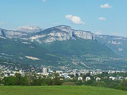 Vue du sommet depuis les hauts de Buisson Rond à Chambéry. La croix du Nivolet se situe au sommet de l'arête partant vers la gauche.