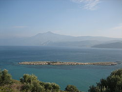 Le mont Mycale vu de l'île grecque de Samos, à travers le détroit de Mycale.