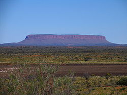 Le mont Conner vu de la route vers Uluru