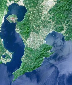 Image satellite de la baie de Kagoshima sur la gauche avec le Sakurajima en son centre.