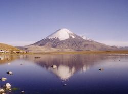 Le Parinacota et le Lago Chungará dans le parc national chilien Lauca, 2003