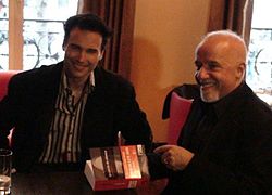 Paulo Coelho et David Hepburn discutant autour du roman après la remise du Grand Prix Femme Actuelle Roman de l'été 2008
