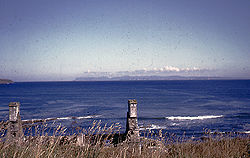 Vue du Pentland Firth depuis la Grande-Bretagne avec les Orcades au loin.