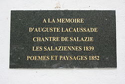 Une plaque commémorative consacrée à Auguste Lacaussade et son œuvre à Hell-Bourg, dans les Hauts de l'île de La Réunion.