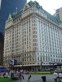 Le Plaza Hotel vu du croisement de la 5e avenue et de la 59e rue.