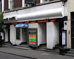 La façade du Ronnie Scott's Jazz Club au 47 Frith Street, Soho, Londres.