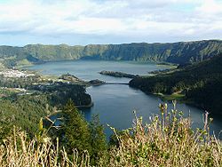 Vue de l'intérieur de la caldeira du Sete Cidades avec le lac Verde (premier plan) et le lac Azul (dernier plan).