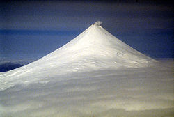 Vue du volcan et de son petit panache en mai 2004.