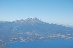 Vue du Calbuco depuis l'Osorno situé au nord, de l'autre côté du lac Llanquihue.