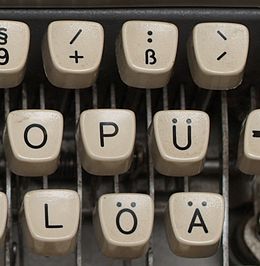 Détail du clavier d'une machine à écrire allemande ; sont visibles le Ü, le Ö et le Ä.