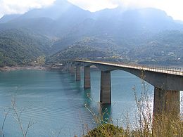 Le pont Episkopi franchissant l'Achéloos sur le lac Kremasta.