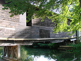 Le pont de bois couvert sur la Bouzanne, au Pont-Chrétien-Chabenet.
