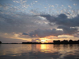 Lever de soleil sur le Congo près de Mossaka.