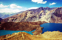 Le lac Sarez et le barrage d'Usoi, sur le Murghab - A gauche, à l'arrière-plan : le Pic de l'Indépendance, haut de 6.974 mètres.