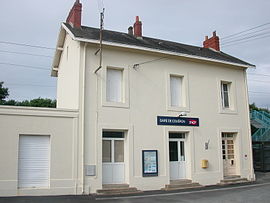 Bâtiment voyageurs et entrée de la gare.