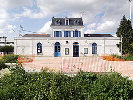 Le bâtiment voyageurs et l'entrée de la gare.