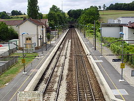 La gare vue depuis un pont routier en regardant vers Paris