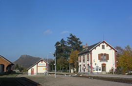 le bâtiment voyageurs de la gare.
