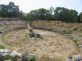 Intérieur de l'amphithéâtre de Syracuse, avec les sous-structures visibles au milieu de l'arène