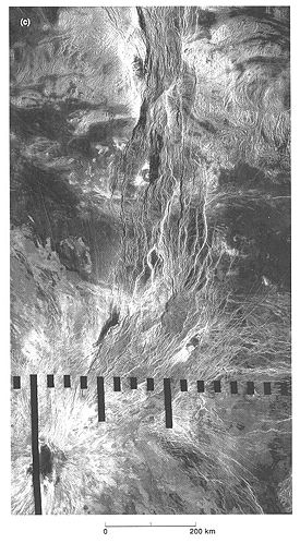 Theia Mons est ici en bas à gauche de cette image radar de Beta Regio, avec Rhea Mons au nordet Devana Chasma entre les deux.