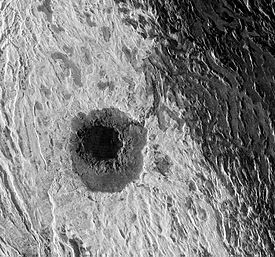 Image radar du cratère Cléopâtre par la sonde Magellan[1], sur le flanc oriental de Maxwell Montes, montrant le début de Fortuna Tessera en plus sombre à l'est.