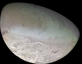 Sur cette mosaïque de clichés pris par Voyager 2 le 25 août 1989[1], Monad Regio désigne la partie droite,plus lisse et de couleur tirant sur le vert,de la région sombre longeant le terminateur.