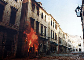 Destructions dans la rue principale de Dubrovnik (gauche) et carte des tirs d'artillerie dans la ville fortifiée (droite)
