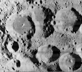 Le cratère Nobili (en haut à gauche) et les cratères environnants, Schubert X (en haut, au centre), Jenkins (en haut à droite), Weierstrass (en bas au centre) et Van Vleck (en bas à droite). Cliché pris par la sonde Lunar Orbiter 1.