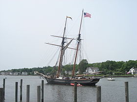 Réplique de La Amistad naviguant dans le port historique de Mystic, Connecticut