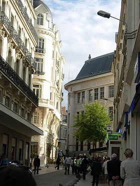 La rue de Saint-Denis, afférente à la Place du Ralliement
