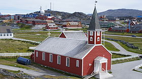 La cathédrale avec le vieux Nuuk en arrière-plan.