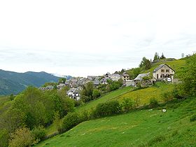 Le village d'Artigue à flanc de montagne
