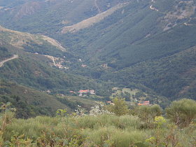 Le village d'Astet au fond de la vallée (vue depuis le col de la Chavade)