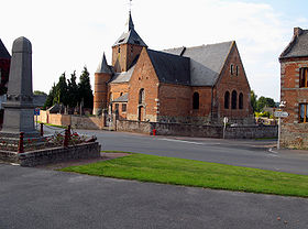 L'église fortifiée et le monument-aux-morts