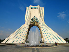Monument Āzādi (« Liberté ») à l'entrée de la ville. Architecture de l'époque Pahlavi.