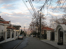 Une rue dans le quartier de Dedinje