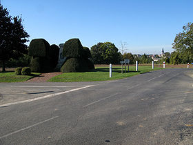 Carrefour du monument aux morts, à l'Est du village, où un chemin à droite mène à la ferme de La Glaue.