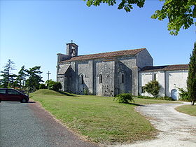 L'église romane Saint-Vivien à l'entrée du village