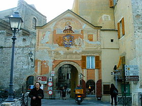 Porte donnant sur la Piazza San Biagio