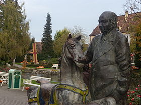 Statue de Franz Mack dans le jardin du château, à Europa Park