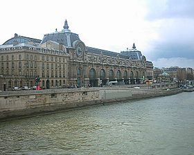 La gare et au premier plan, la Seine