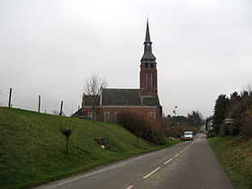L'entrée du village avec la silhouette élancée de l'église.
